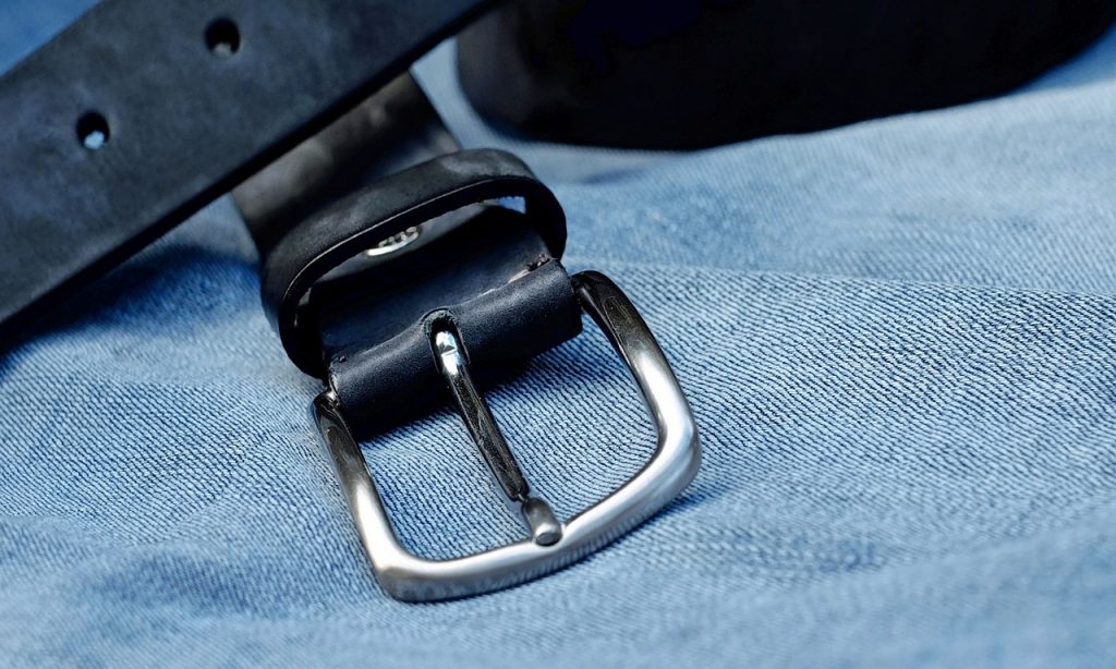 Les ceintures en cuir : l’accessoire incontournable pour sublimer une tenue de soirée